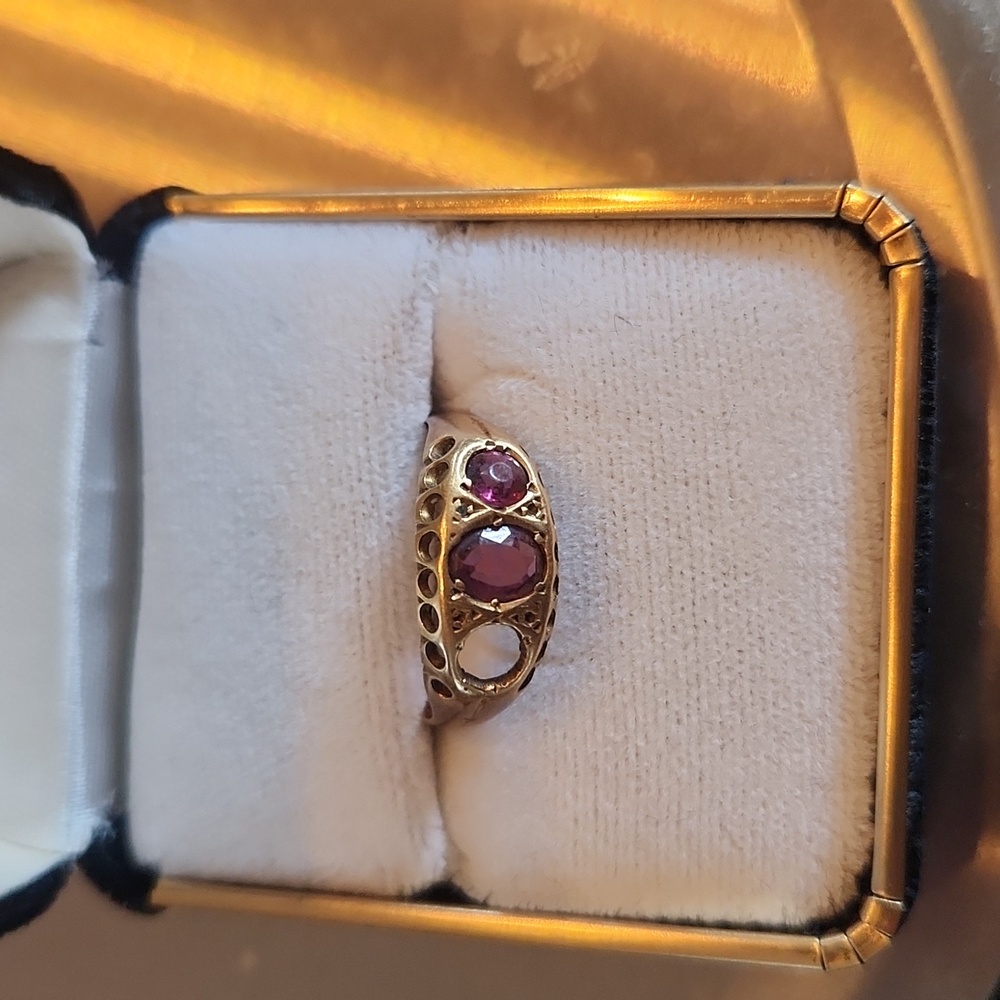 Elegant Gold and Purple Gemstone 18k Ring (Missing A Stone)
